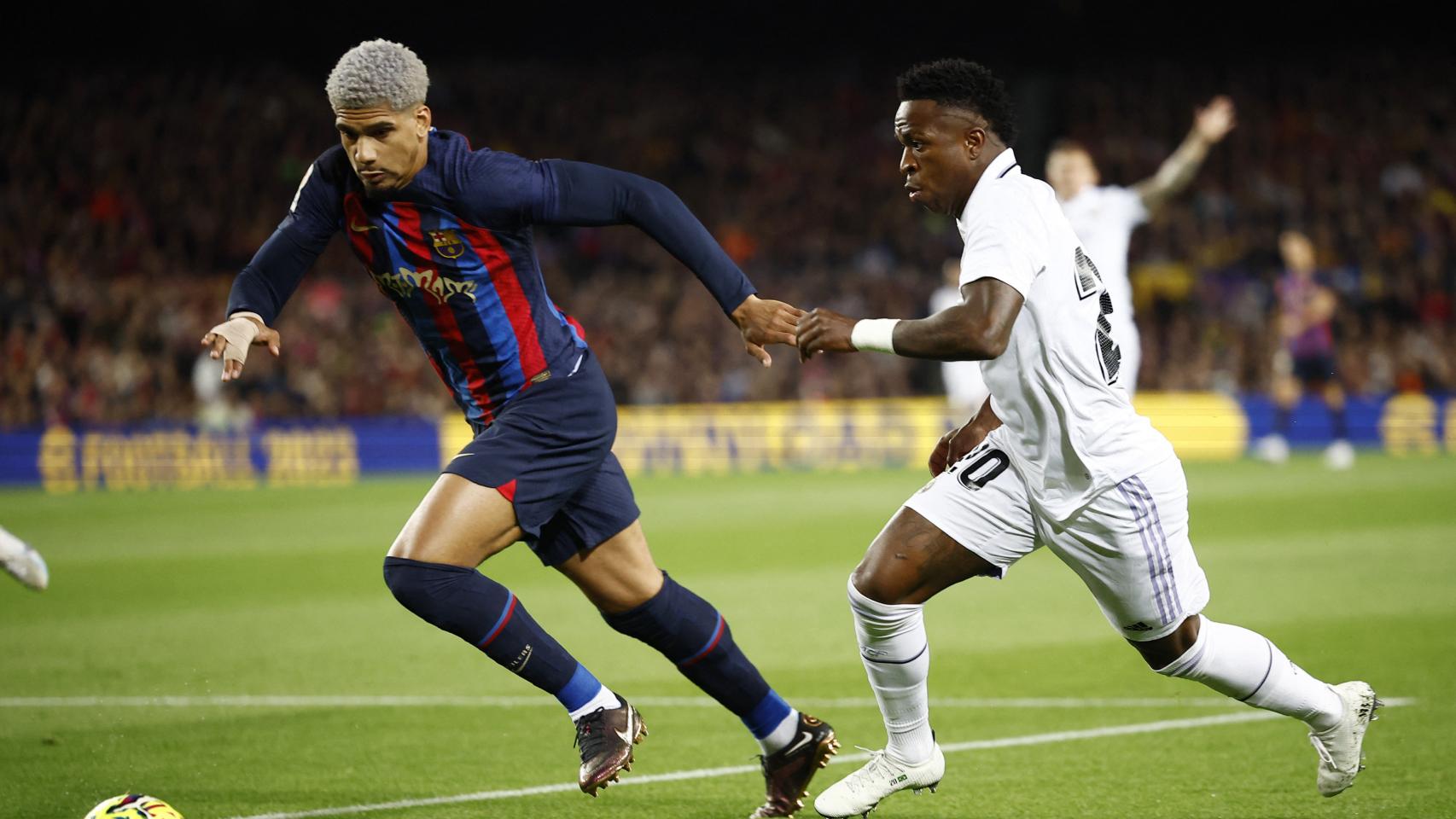 Ronald Araújo y Vinicius, durante El Clásico