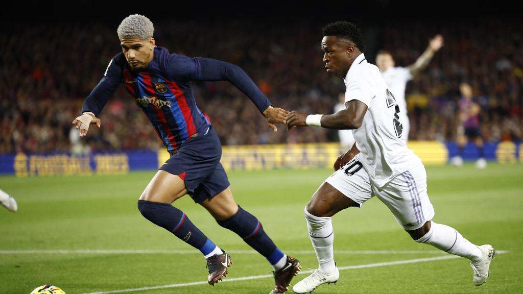 Ronald Araújo y Vinicius, durante El Clásico