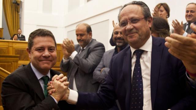 Emiliano García-Page y Alfonso Ruiz Molina en las Cortes de Castilla-La Mancha.