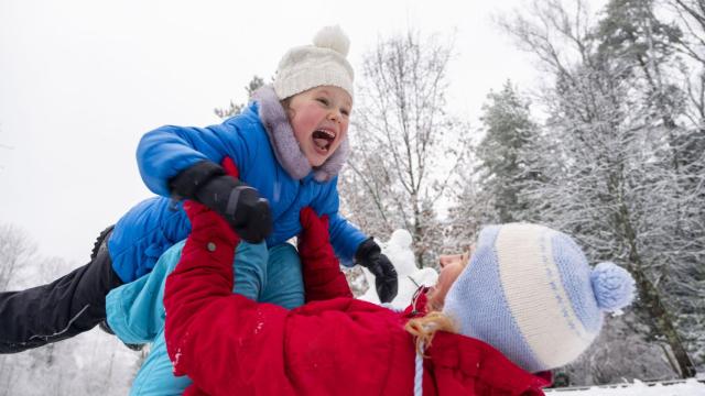 Una mujer y una niña se divierten en Finlandia.