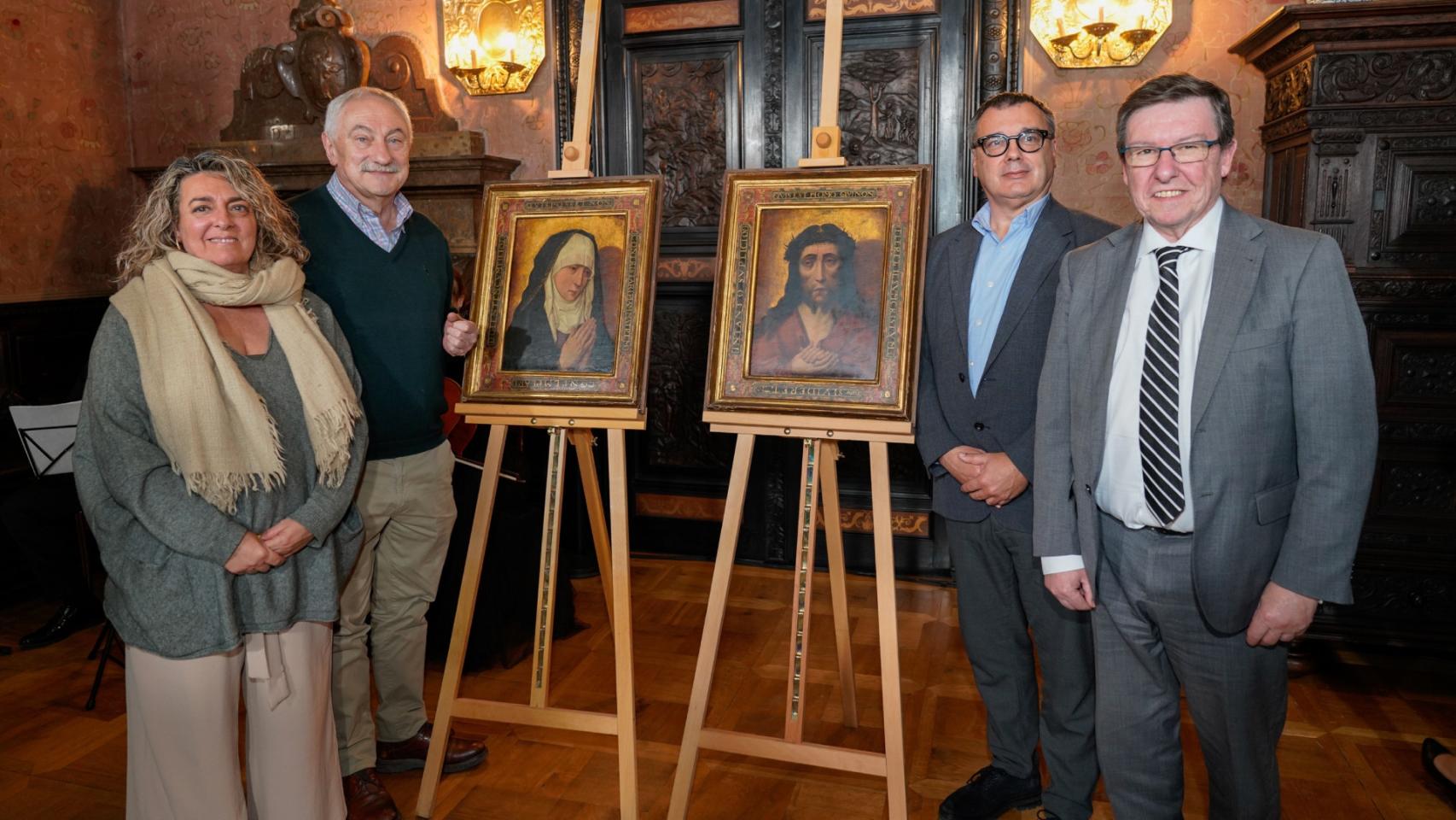 Entrega de los cuadros espoliados por los nazis al museo del castillo de Goluchow (Polonia).