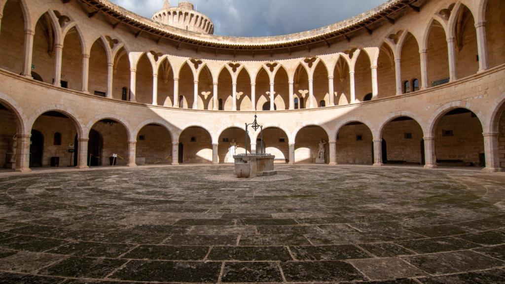 Patio interior del castillo de Bellver