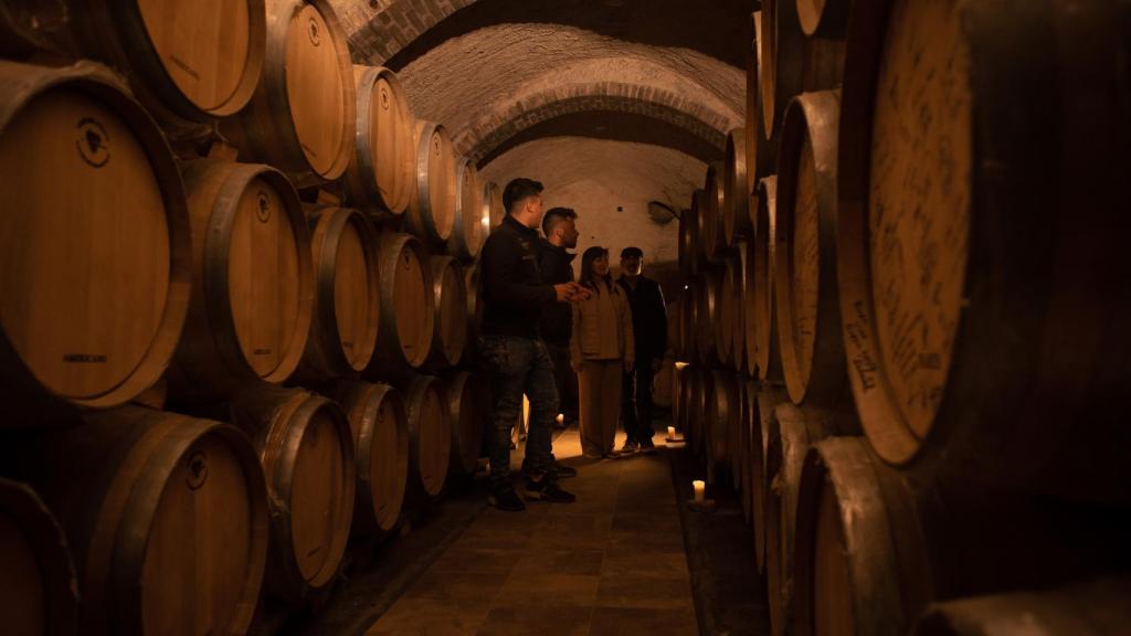 Ricardo junto a su familia en la bodega.