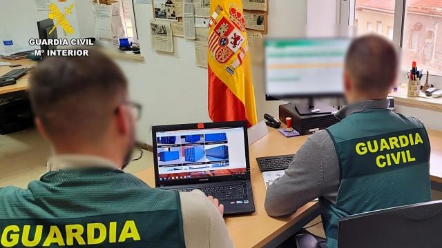 Los agentes de la Guardia Civil con la investigación de los contenedores marítimos.