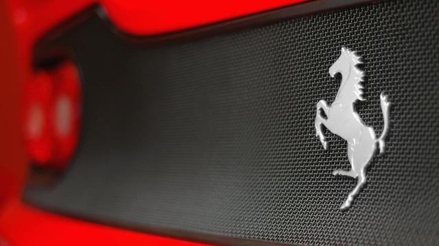 Logo de Ferrari en uno de sus vehículos.