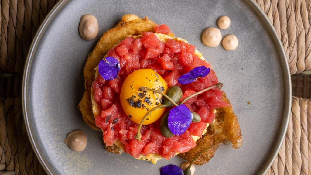 Ensaladilla de atún rojo y huevo en puntilla.