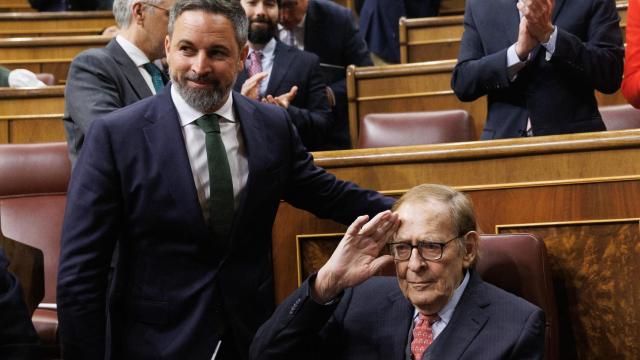 El líder de Vox, Santiago Abascal (i) y el candidato de la moción de censura, el profesor y economista Ramón Tamames (d).