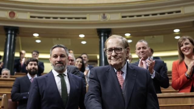 El presidente de Vox, Santiago Abascal, y el candidato a la presidencia del Gobierno, Ramón Tamames, a su llegada al hemiciclo del Congreso de los Diputados para participar en la moción de censura de ayer.