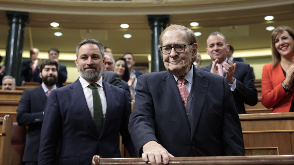 El presidente de Vox, Santiago Abascal, y el candidato a la presidencia del Gobierno, Ramón Tamames, a su llegada al hemiciclo del Congreso de los Diputados para participar en la moción de censura de ayer.