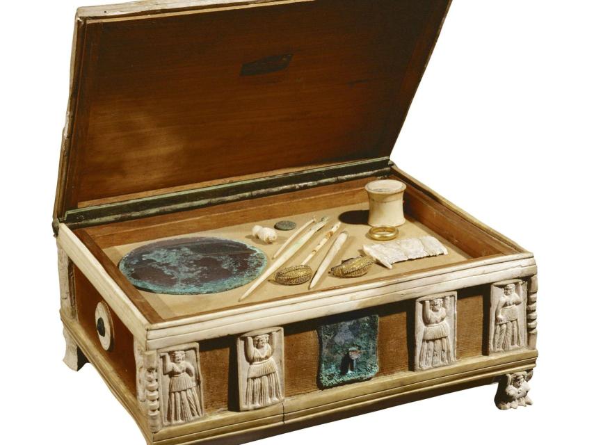 Caja de maquillaje de madera y marfil de los siglos II-III.