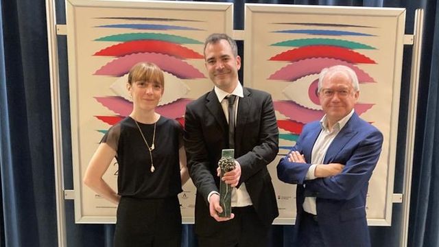 Miguel Ibáñez, centro, con el premio al mejor guion en el festival de Málaga por 'Els encantats'.