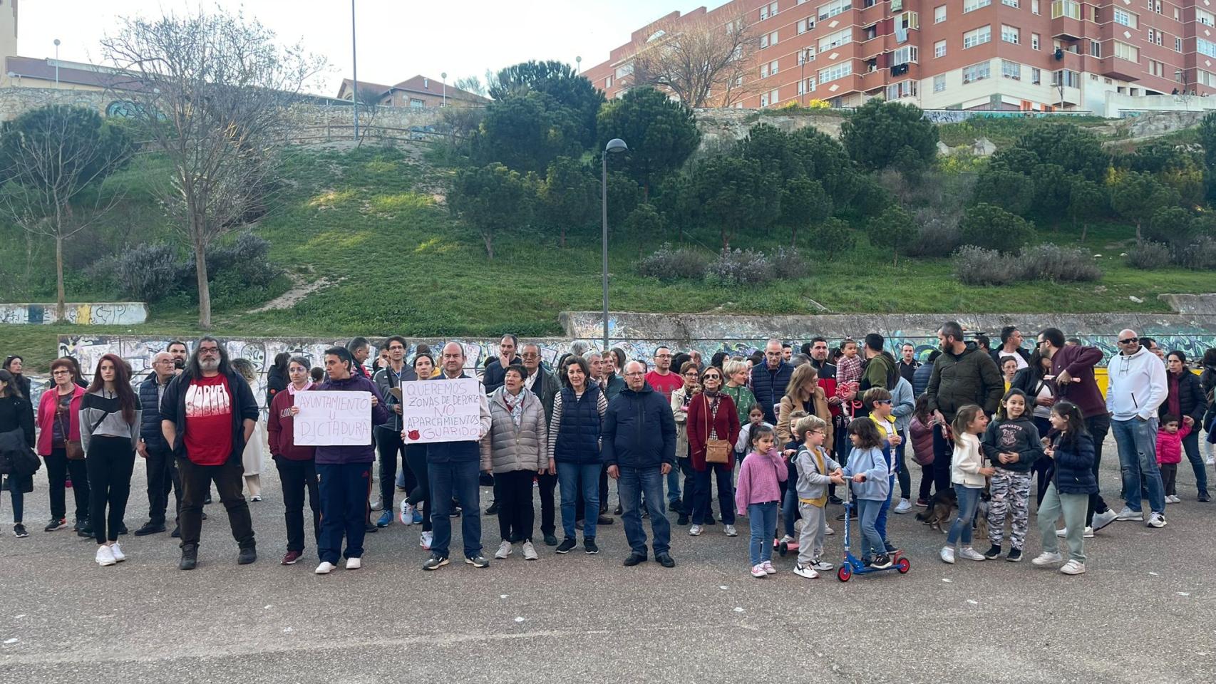 La Vaguada se rebela contra la construcción de nuevos aparcamientos en las canchas