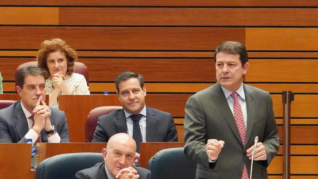 El presidente de la Junta, Alfonso Fernández Mañueco, durante su intervención en el pleno de las Cortes de este martes.