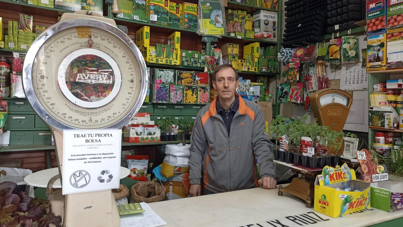 Juan Luis García Marcos, nieto del fundador Luis Marcos, en la tienda de semillas en Salamanca