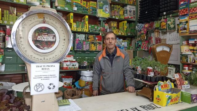 Juan Luis García Marcos, nieto del fundador Luis Marcos, en la tienda de semillas en Salamanca