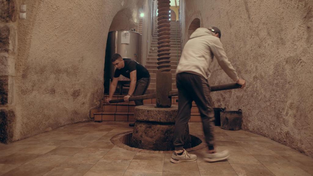 Ricardo Crespo elaborando el vino con la viga de EmeBodegas.