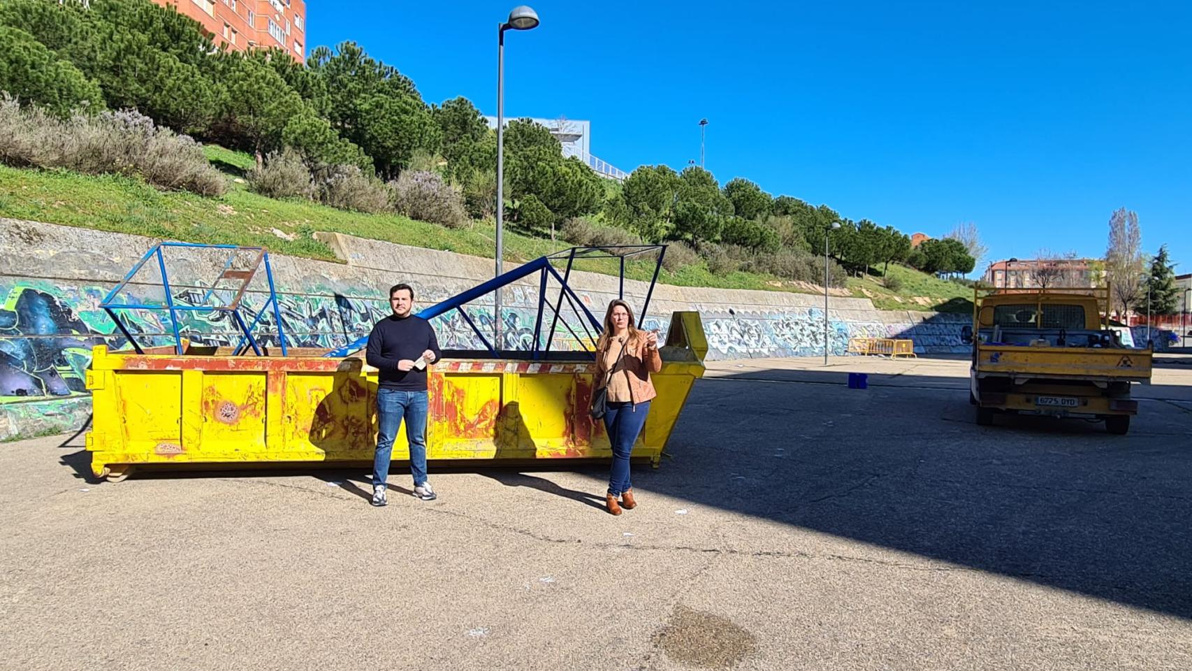 Los concejales del PP, Víctor López de la Parte y Esperanza Saavedra han acudido al lugar de las obras en la Vaguada