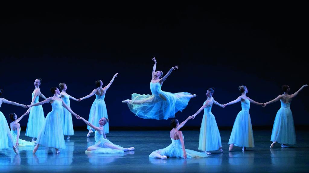 El New York City Ballet en un momento de 'Serenade'.
