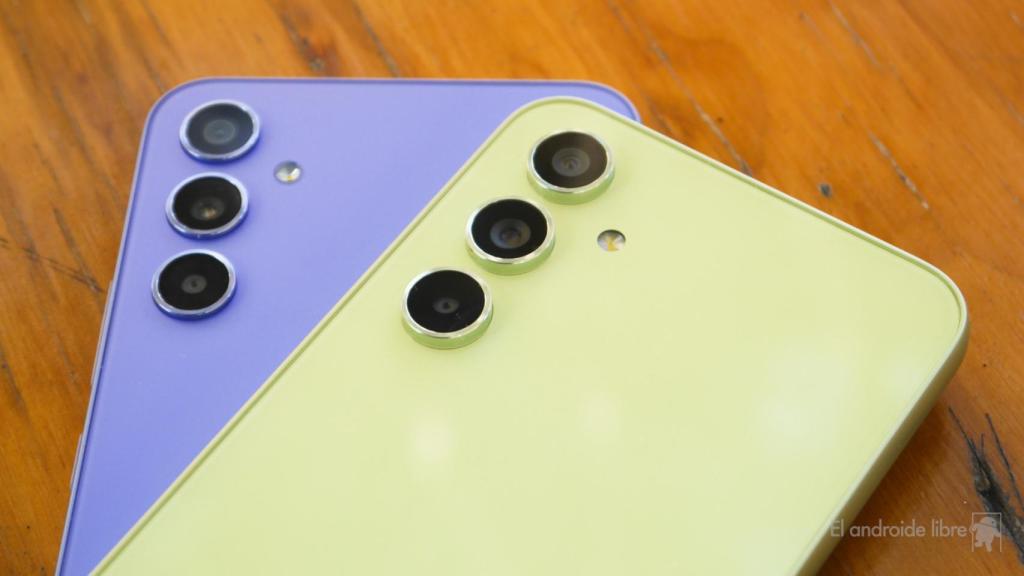 Samsung Galaxy A54 5G (verde) y Samsung Galaxy A34 5G (morado)