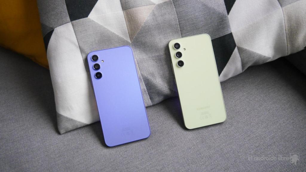 Samsung Galaxy A54 5G (verde) y Samsung Galaxy A34 5G (morado)