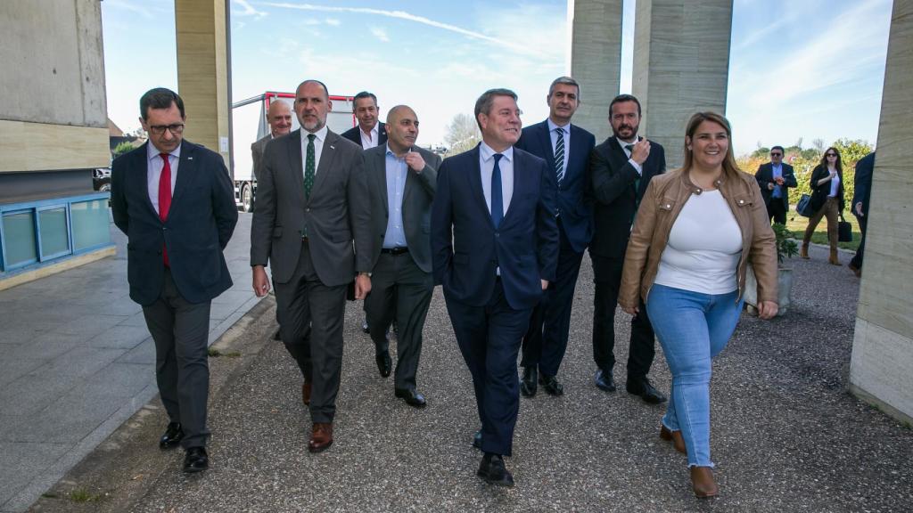 Emiliano García-Page y Tita García, junto a otras personas, este martes en una presentación de Renault en Talavera