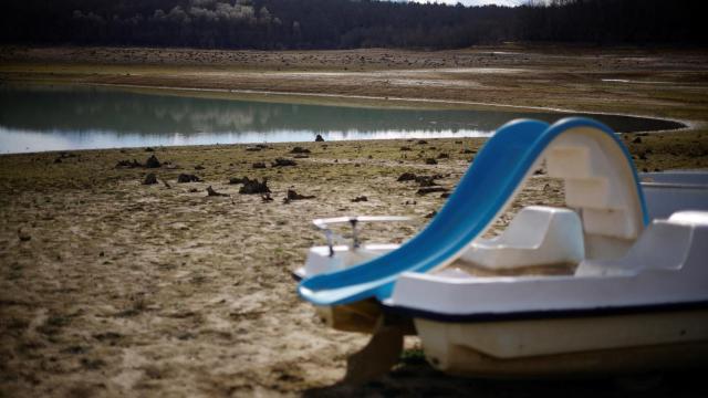 Una vista muestra el lago Montbel parcialmente seco al pie de las montañas de los Pirineos mientras Francia enfrenta una racha seca invernal récord que genera temores de otro verano de sequías y restricciones de agua, 13 de marzo de 2023. Reuters.