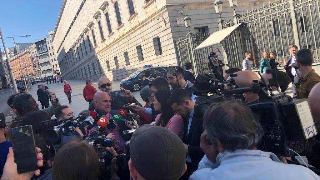 El 'mediador' Navarro Tacoronte, frente a las puertas del Congreso de los Diputados.