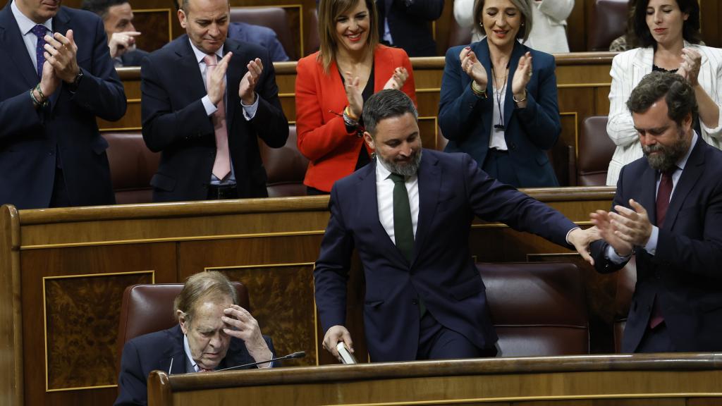 El líder de Vox, Santiago Abascal, recibe los aplausos de su bancada junto al profesor y economista Ramón Tamames.