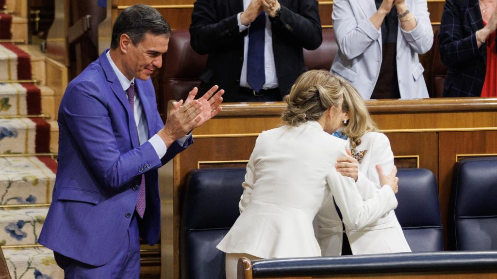 El presidente Sánchez aplaude a la vicepresidenta Yolanda Díaz (de espaldas, abrazando a Nadia Calviño) tras la intervención de ésta en el debate de la moción de censura.