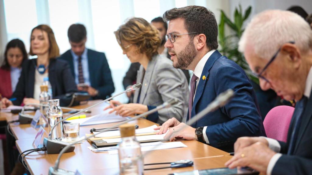 Pere Aragonès y la consejera Meritxell Serret, durante la reunión con la 'misión Pegasus' de la Eurocámara, en Madrid.