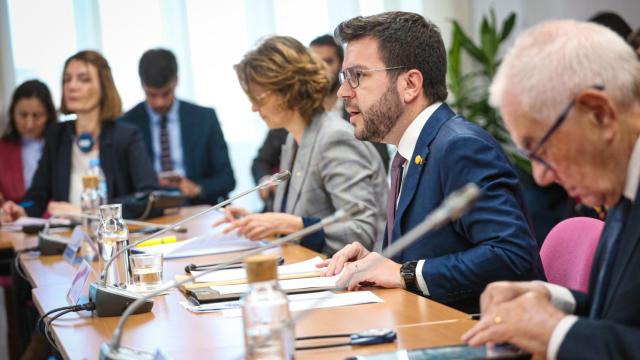 Pere Aragonès y la consejera Meritxell Serret, durante la reunión con la 'misión Pegasus' de la Eurocámara, en Madrid.