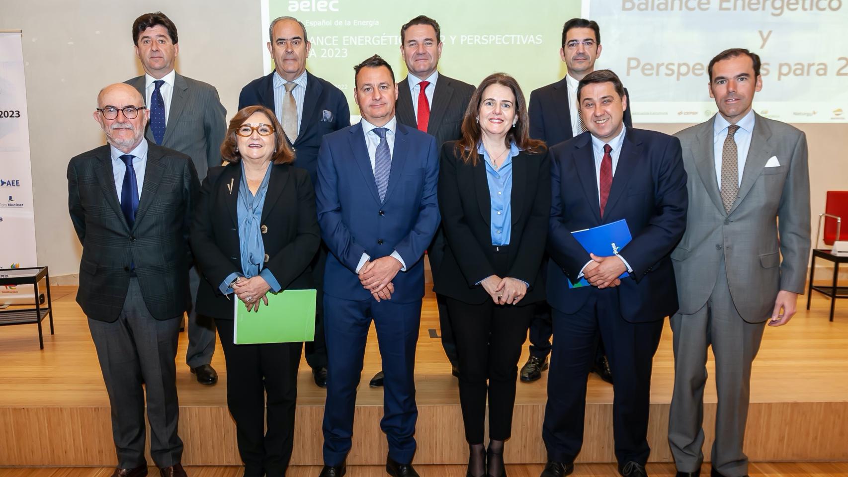 De izda a dcha: Arcadio Gutiérrez (Enerclub), Marina Serrano (AELEC), Santiago Gómez, (APPA Renovables), Rocío Prieto (CNMC), Joan Batalla (Sedigas), Rafael Benjumea (UNEF), Luis Travesedo (AOP), Ignacio Araluce (Foro Nuclear), Juan Diego Díaz (AEE), Valentín González (ACOGEN).