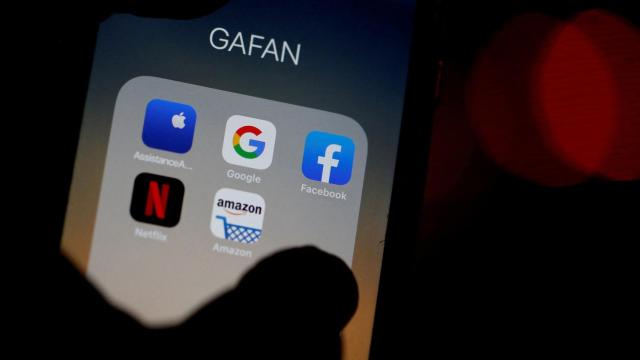Imagen de los logos de las 'Big Tech' Apple, Google, Facebook, Netflix y Amazon en la pantalla de un teléfono móvil.