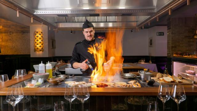El chef de Cícero cocinando en la misma barra del restaurante.