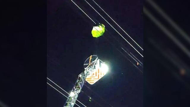 La autoescala de los bomberos en el lugar del accidente.