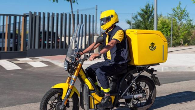 Un repartidor motorista de Correos.
