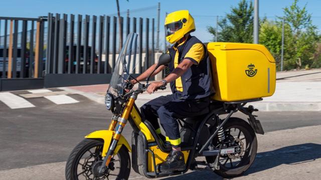 Un repartidor motorista de Correos.