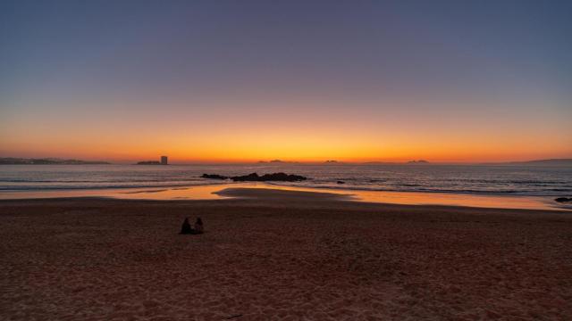 Amanecer en la playa de Samil (Vigo)