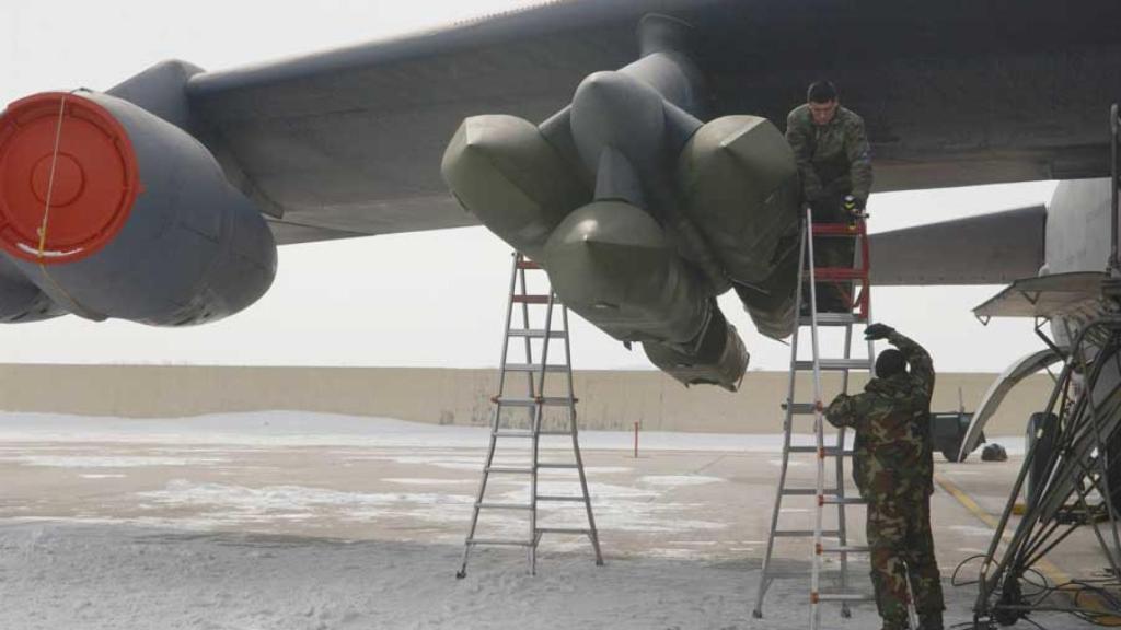 Misiles de crucero AGM-129A en el pilón de un B-52