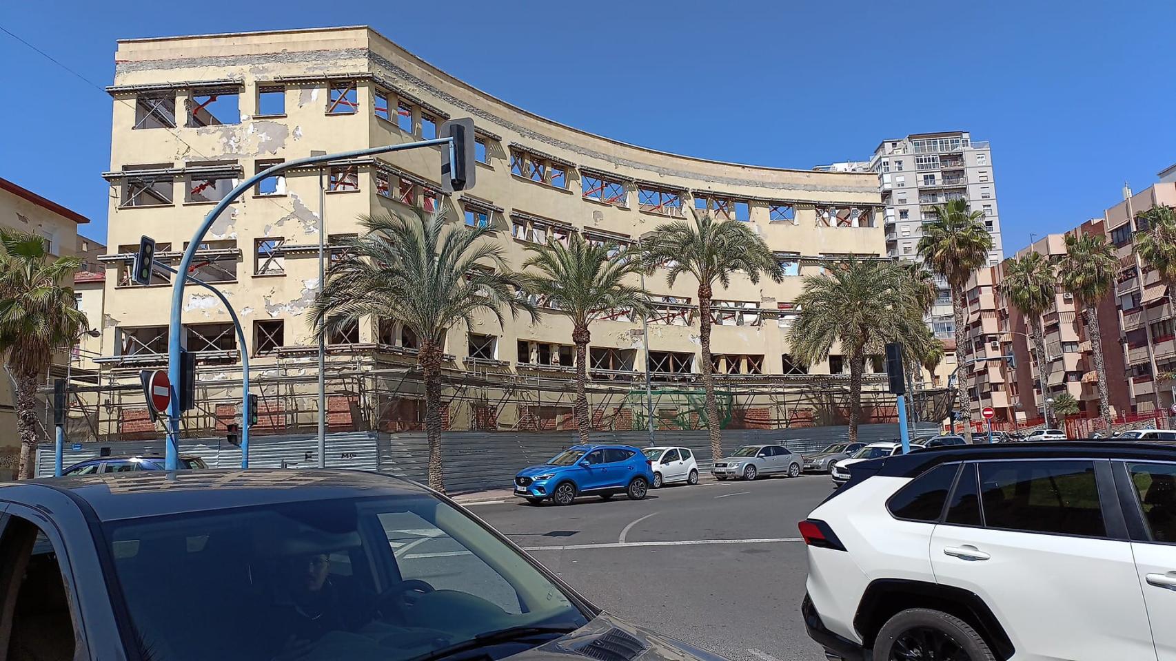 Estado de los edificios de la plaza del barrio Miguel Hernández.