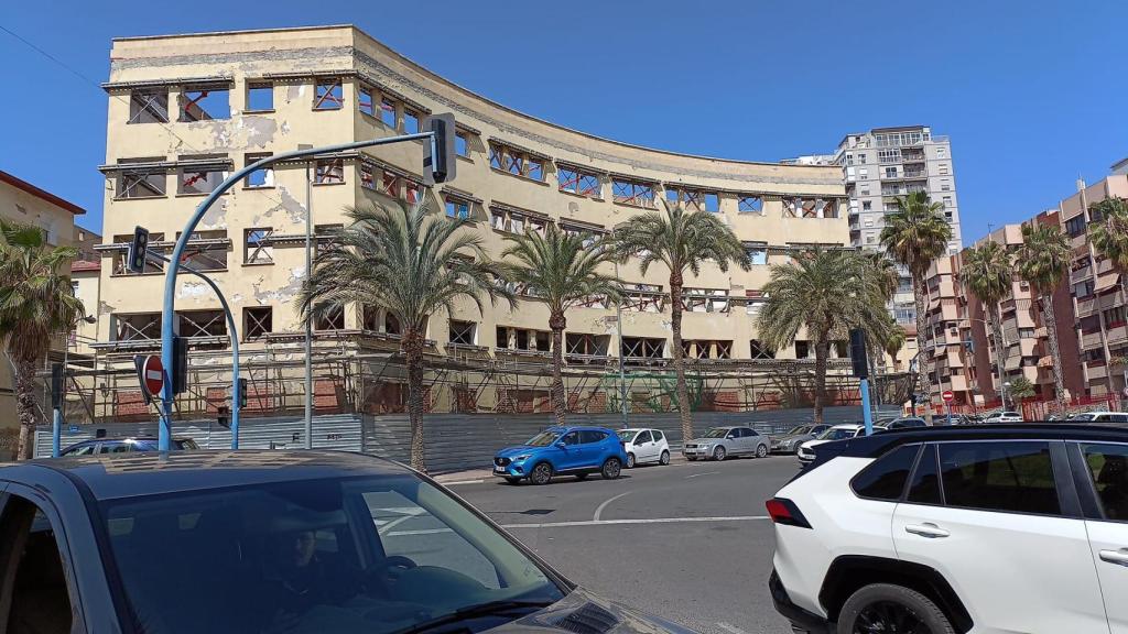 Estado de los edificios de la plaza del barrio Miguel Hernández.