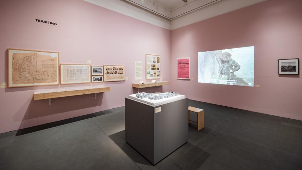 Vista de la exposición 'La ciudad en disputa', en La Virreina