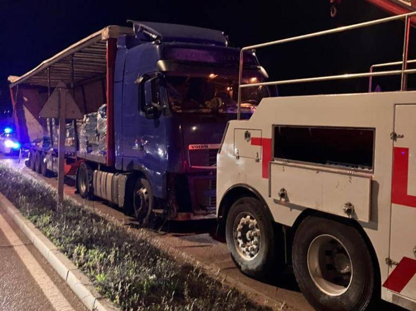 Imagen del camión tras el accidente