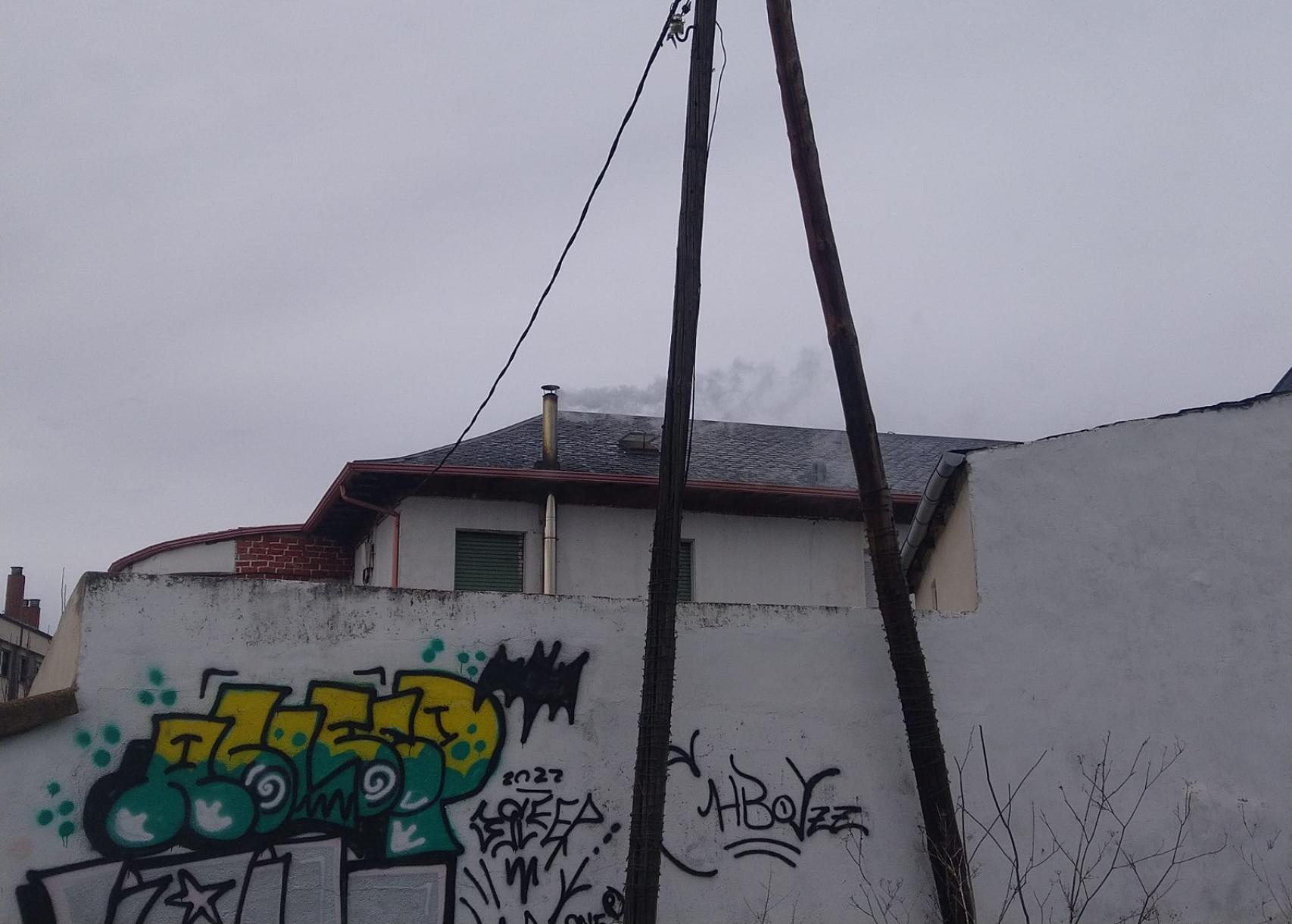 Fotografía de la chimenea de la casa que se ha incendiado en Ponferrada