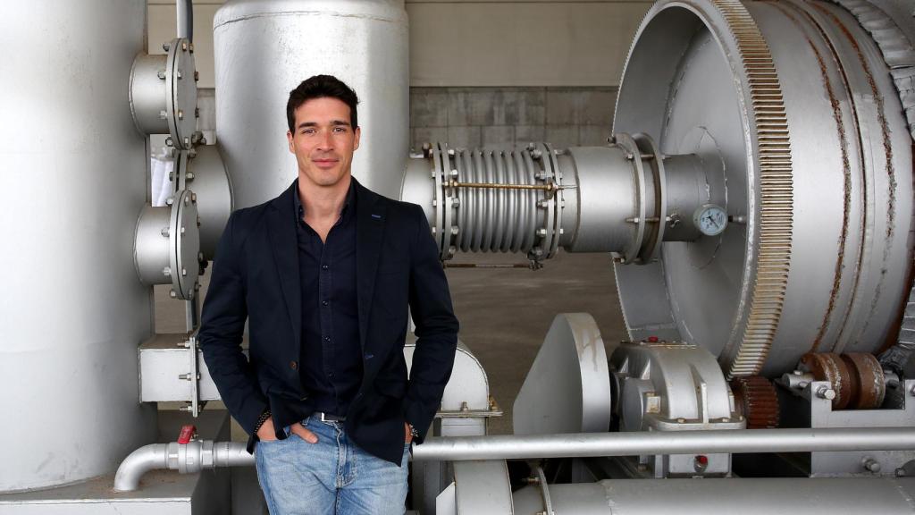 Carlos Uraga en la nueva planta de Nantek en el puerto de Bilbao.