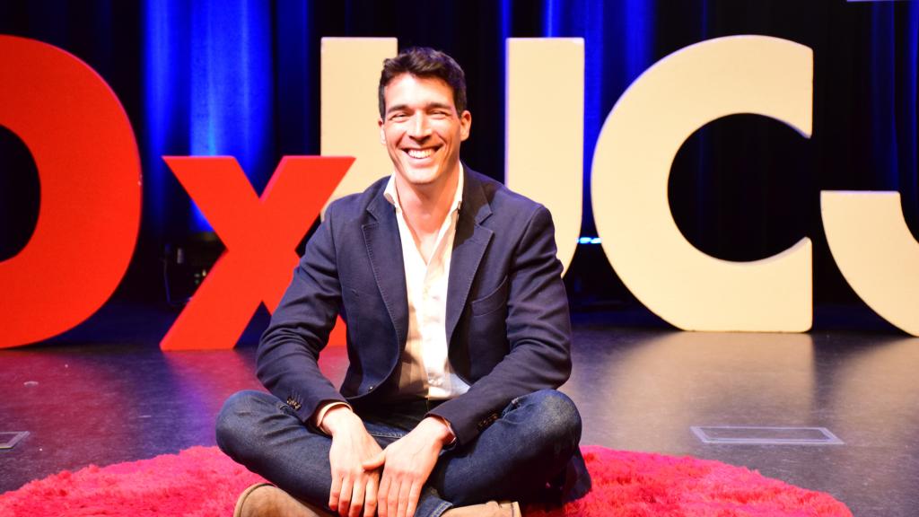 Carlos Uraga durante una charla TED.