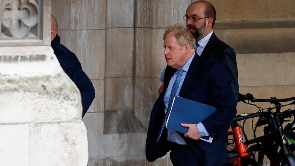 El ex primer ministro británico Boris Johnson camina en el parlamento en Londres, Gran Bretaña, el 22 de marzo de 2023