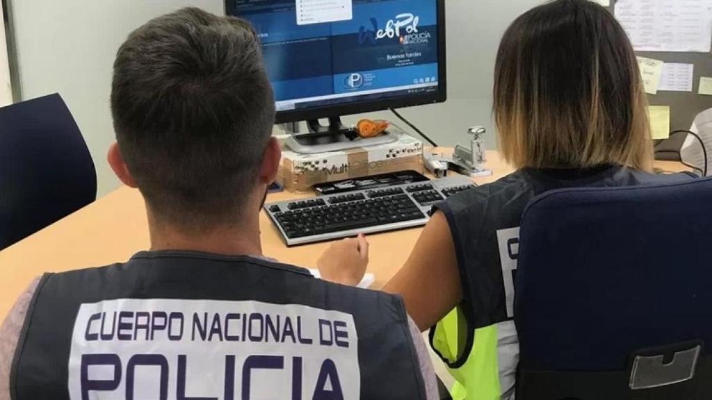 Una pareja de agentes de la Policía Nacional tramitando un atestado.