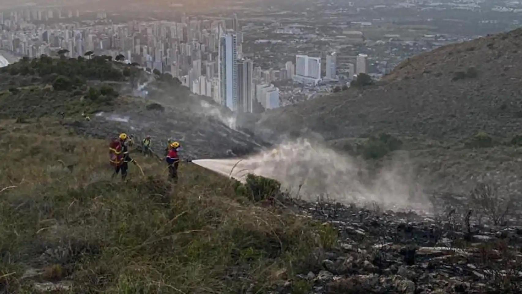Bomberos actuando en el incendio del Mirador de Sierra Helada, el pasado verano.