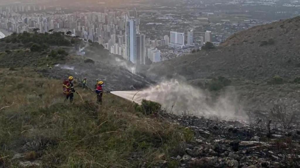 Bomberos actuando en el incendio del Mirador de Sierra Helada, el pasado verano.